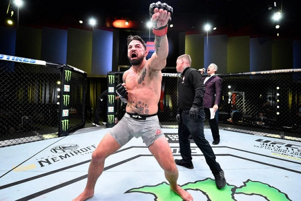 Тюрьма, алкоголь, драки: самый «отбитый» боец в UFC